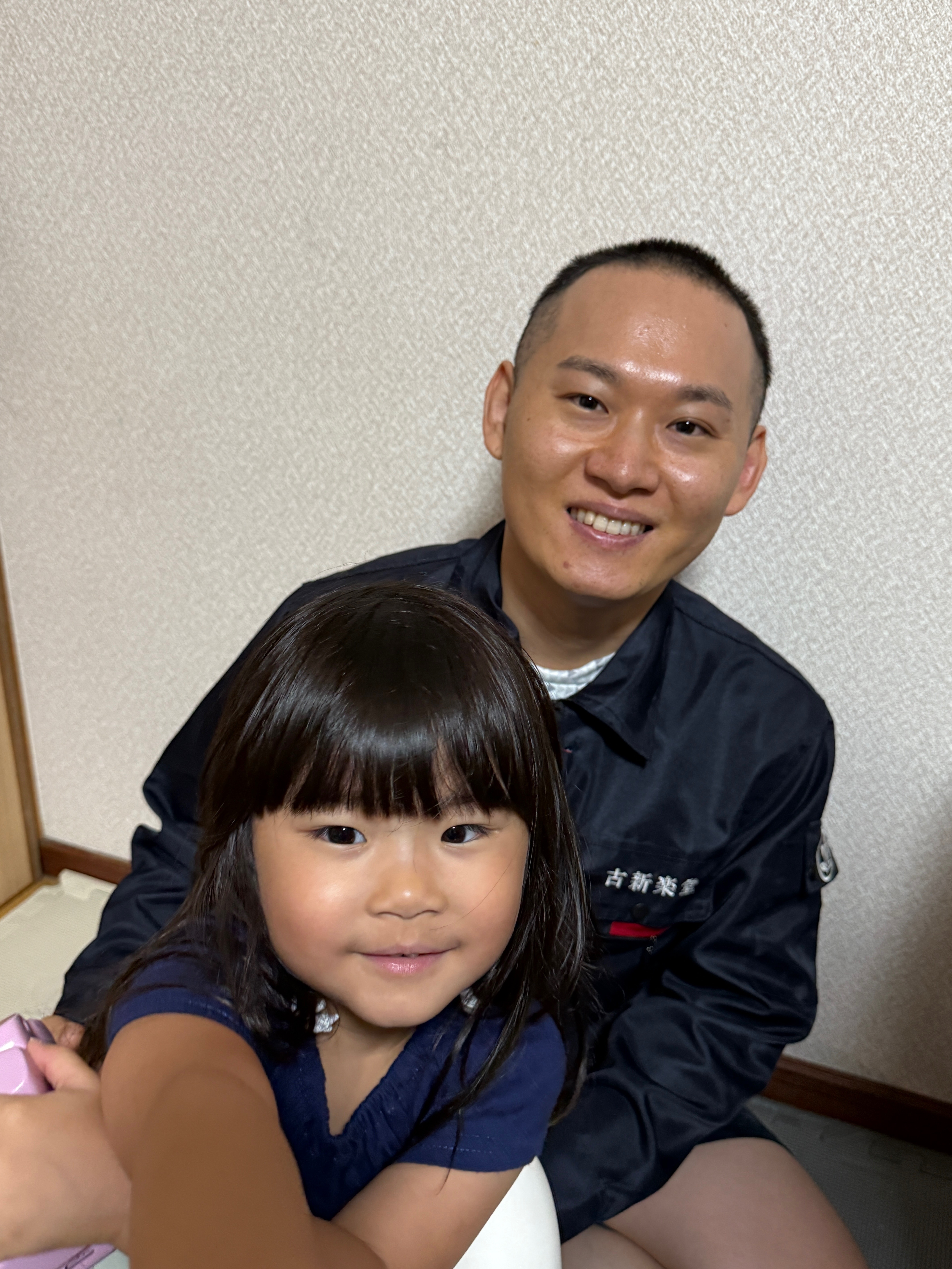 古新楽堂代表の小林正明と子ども