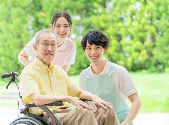 笑顔のご入居者様とスタッフ