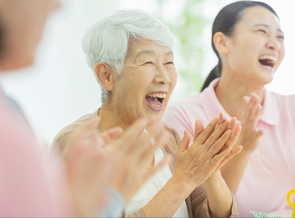 外の庭を眺めるご利用者