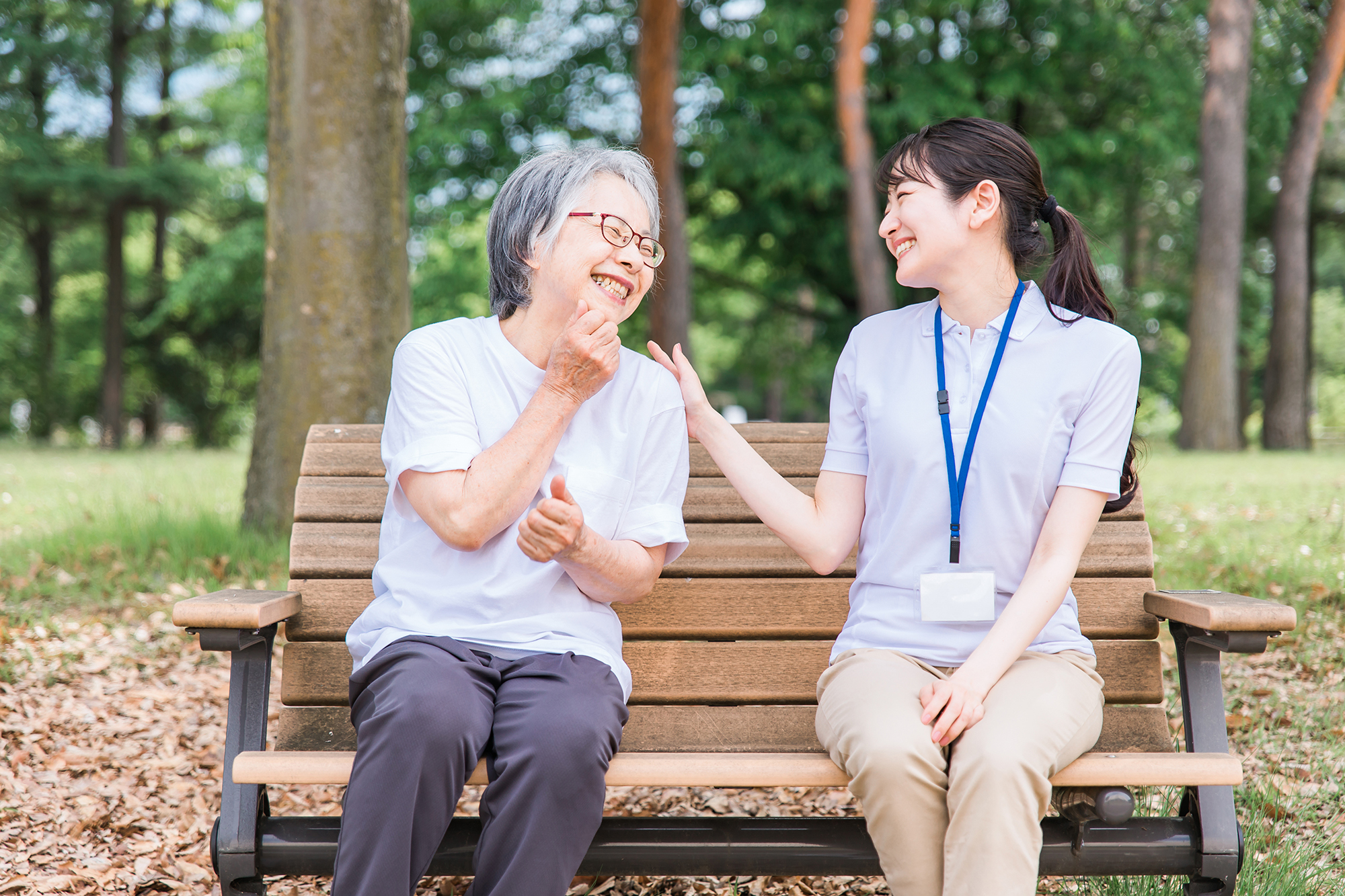 笑顔で会話するご利用者とスタッフ