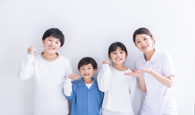 歯みがきをする子どもたちの写真